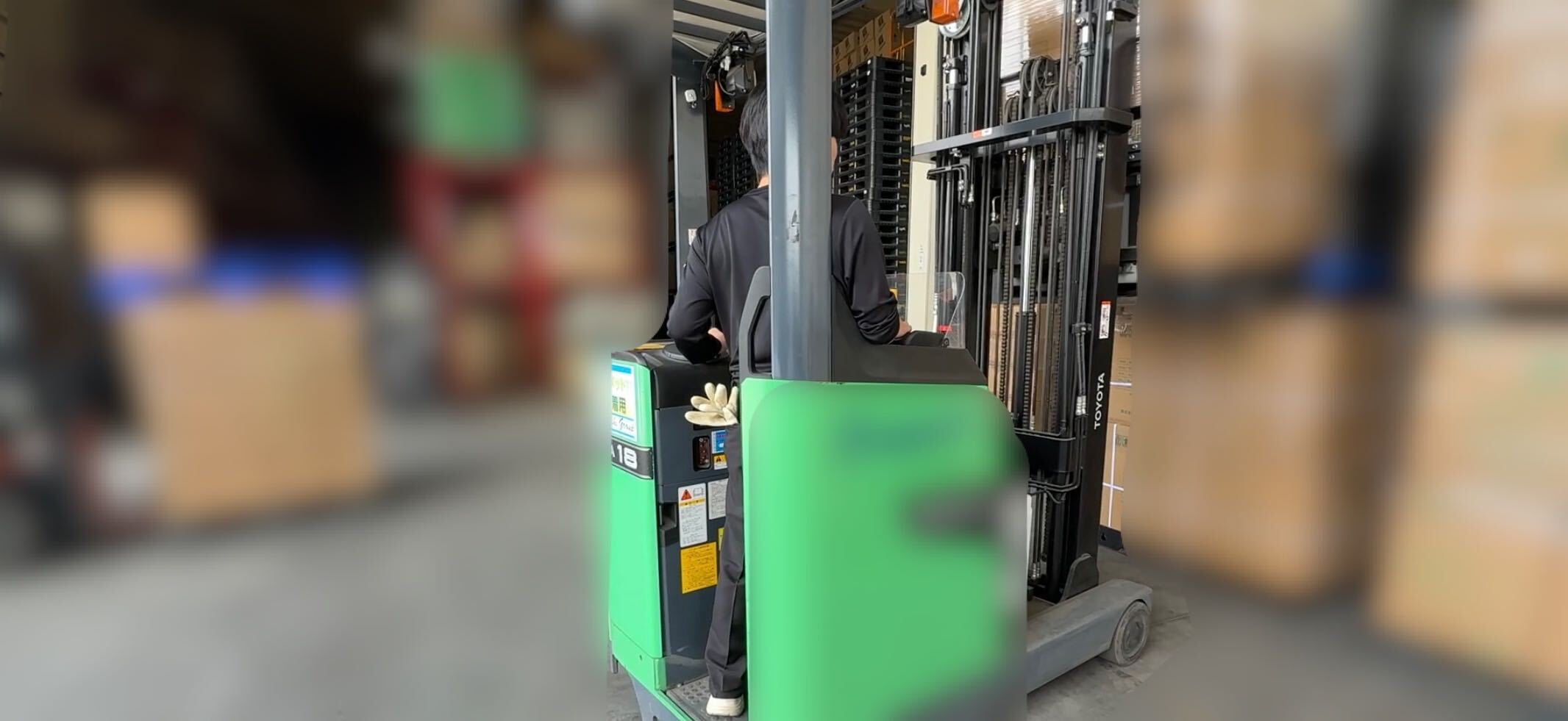 フォークリフトで倉庫内の荷物を集約している様子