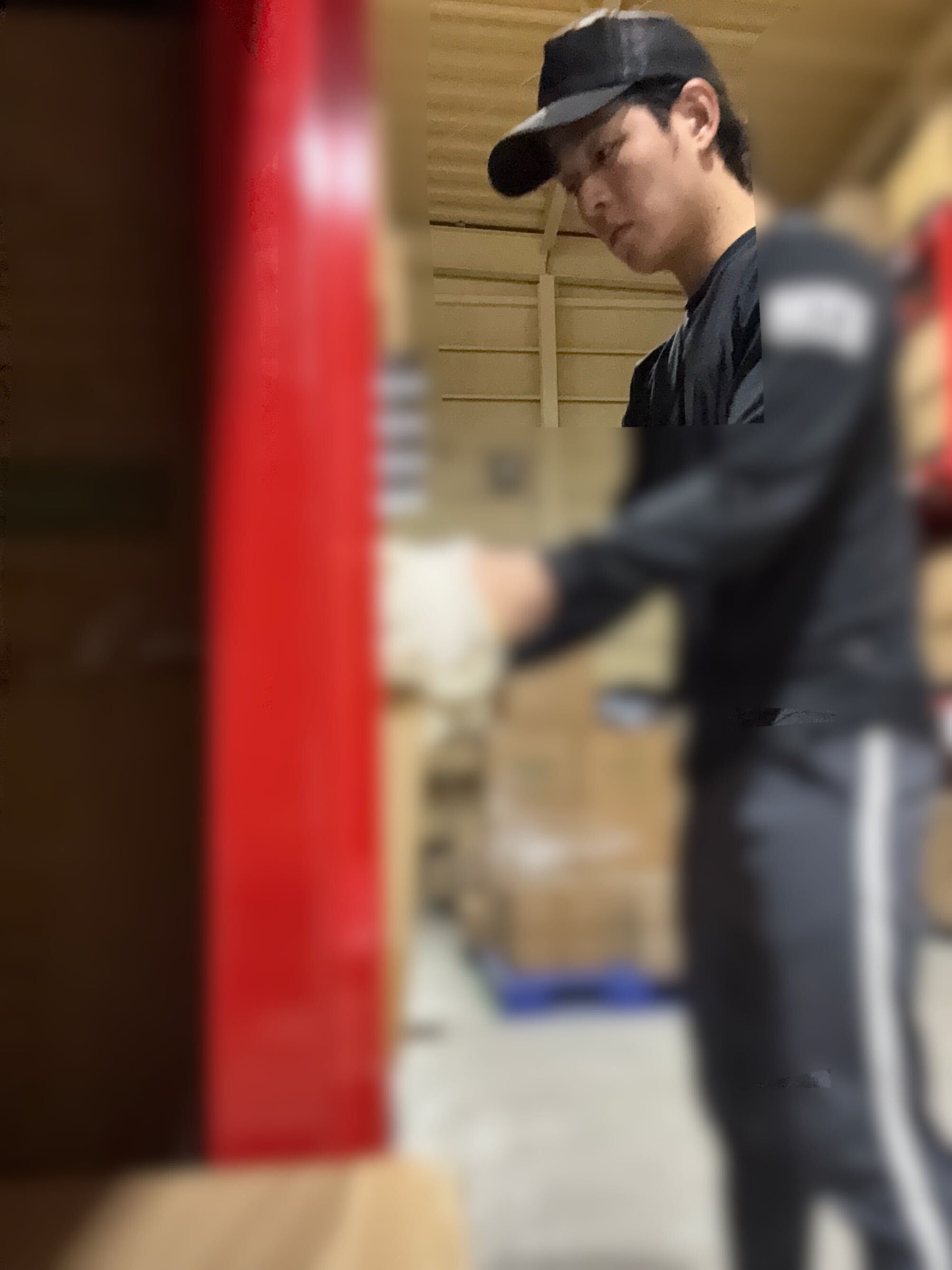 倉庫作業で使用した商品や段ボールが並んでいる様子