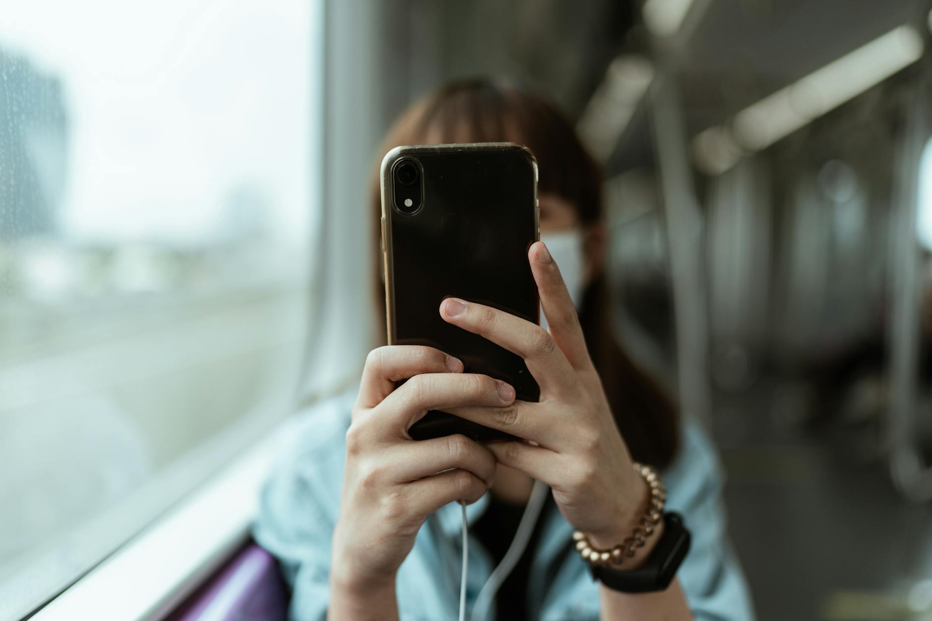 smartphone watching video commute
