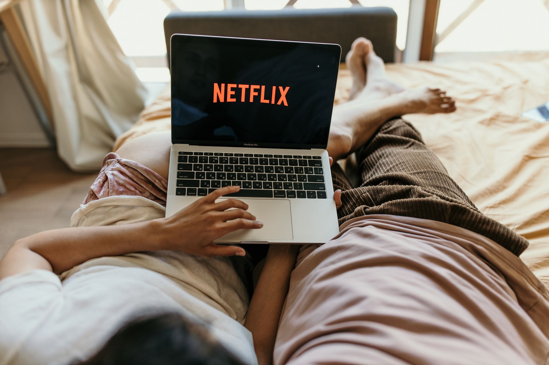 streaming netflix laptop couch