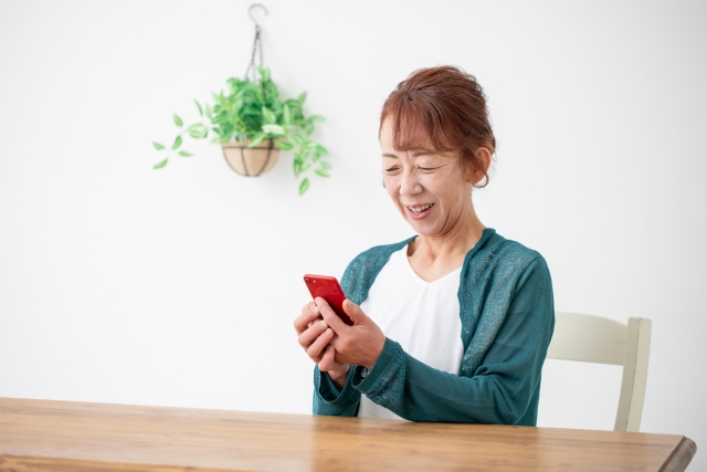スマホを使う女性