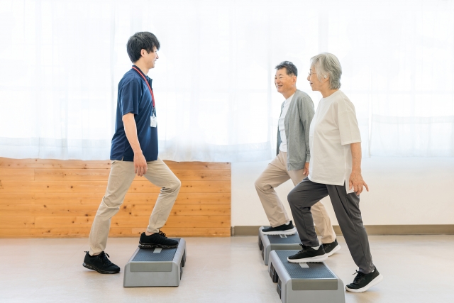 運動する60代男女