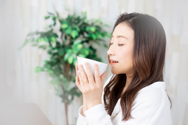 スープを飲む女性