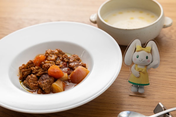 スプーンで食べられる「手ごね煮込みハンバーグ」