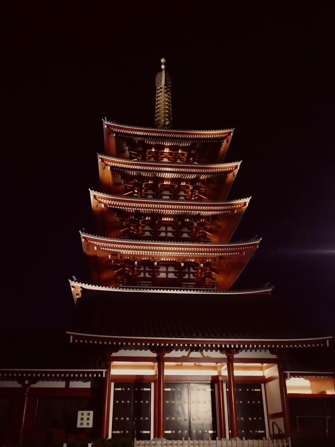 夜にライトアップされた浅草寺の五重塔