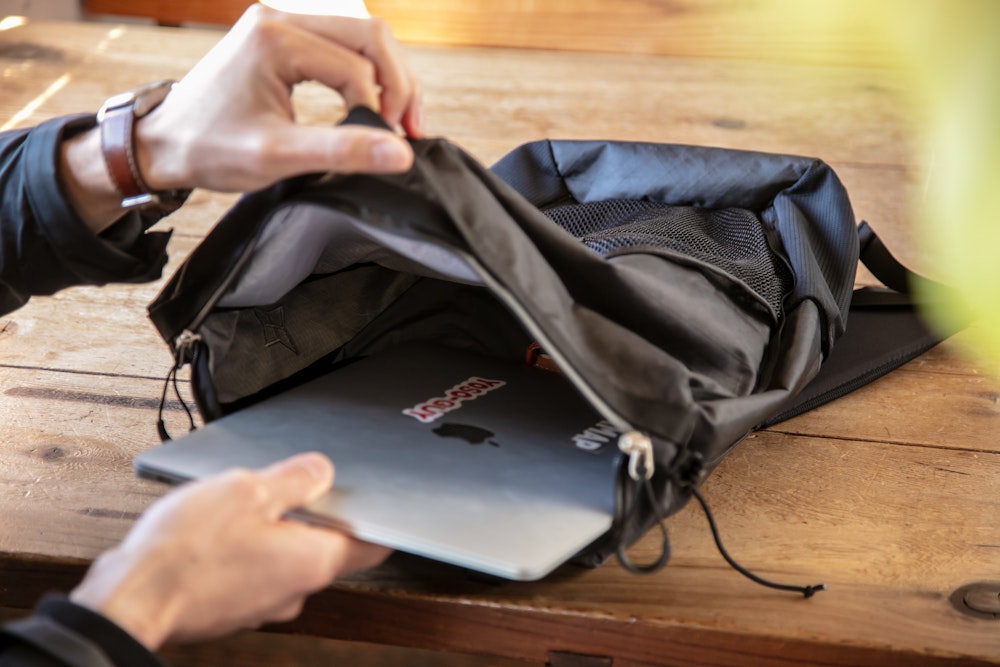 【BLACK】都市と山をシームレスに繋ぐ、アーバンハイクスタイル