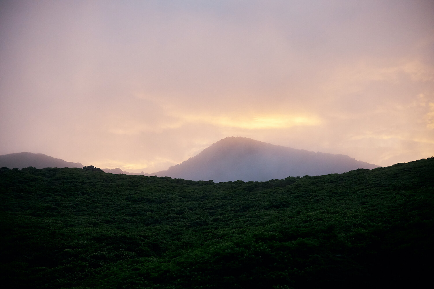 神秘的なご来光を見に行こう！「朝駆け登山」に必要な山道具と注意点を