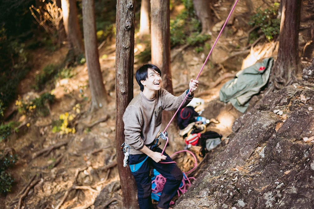 登山ガイド・伊藤伴が提案する「クルーネックフリース × 冬の低山ハイク」というスタイル