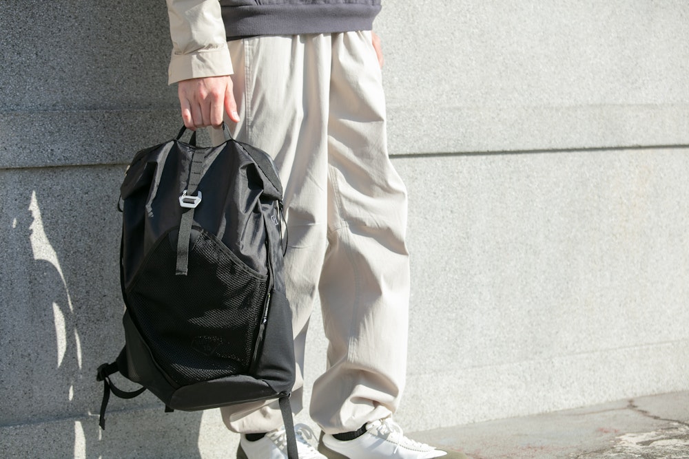 【BLACK】都市と山をシームレスに繋ぐ、アーバンハイクスタイル