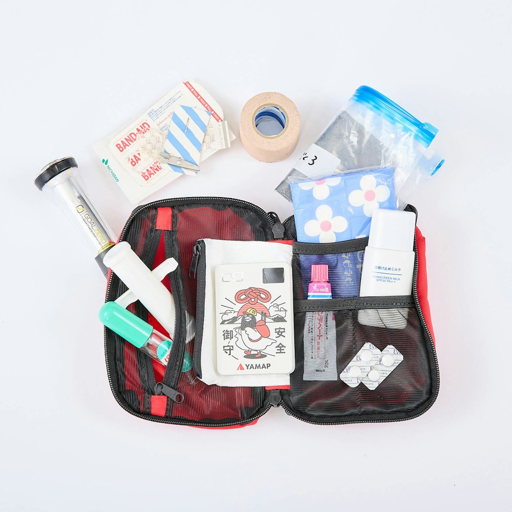 山の救急セットに何入れる?YAMAPスタッフのファーストエイドポーチを大解剖
