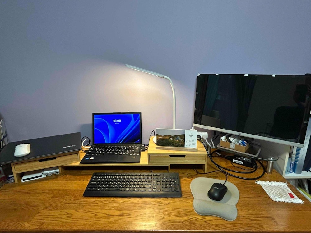 YAMAPトレイルカレンダーがそっと寄り添う、中島さんのデスク周りの様子