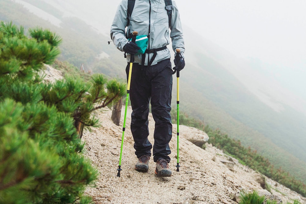 夏は「縦走登山」に挑戦！ 長〜く、どっぷり自然で過ごすための注目ギアを特集縦走登山での歩行は、長時間、長距離になります。足への負担を軽減するためにも、トレッキングポールは用意しておきたいアイテムのひとつ。「GRIPWELL（グリップウェル）ジェム・カーボン」は、軽量で強度の高いカーボンを採用。使いやすいスクリューロックタイプの3段式で、使わないときもコンパクトになるのが特徴です。
