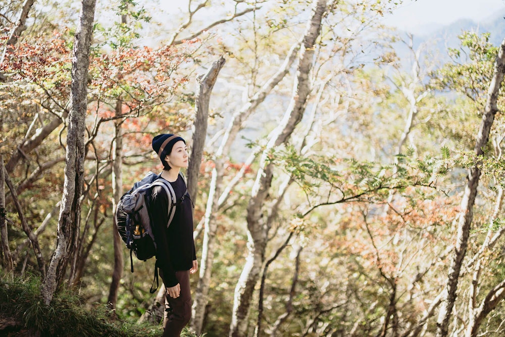 【暑さと寒さが入り交じる季節に】秋の登山にプラスで持っておきたいアイテム3選