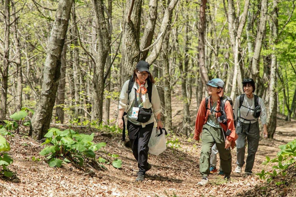 “ちょっと拾う”が、山をもっと好きにする。「清掃登山」を身近にする3つのアイテムそうして富士山が見下ろす広々とした山頂に到着。雄大な景色に見とれているのも束の間、足元を見たスタッフの顔色が次々と変わっていきます。 「待って、これ全部ゴミなんじゃない?」