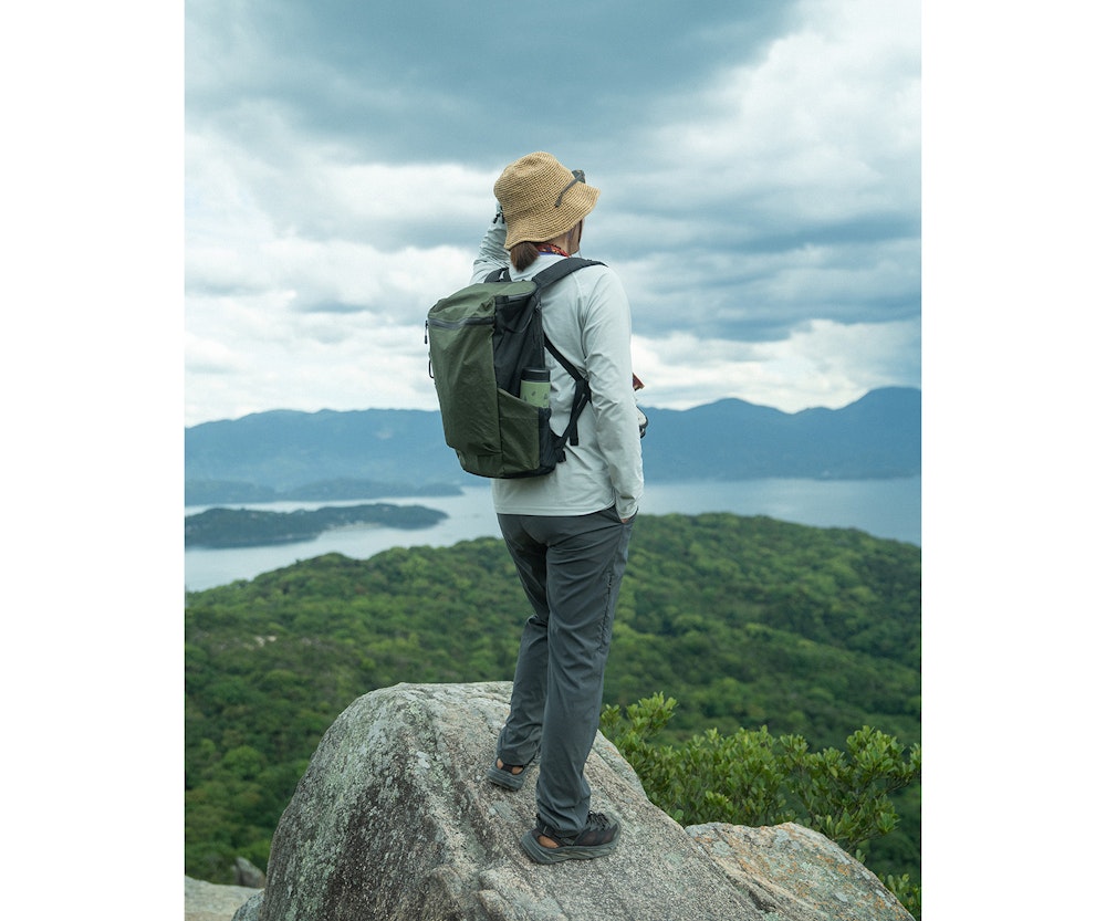 「みんな、汗と疲れで足が重くなってない〜?!夏の山歩きなら、このミヤマパンツがほんと快適だよ!」