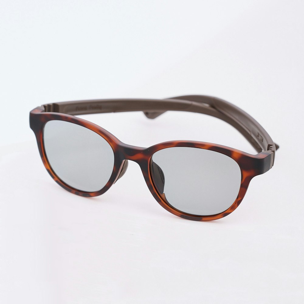 ライトグレーレンズ（デミブラウン）