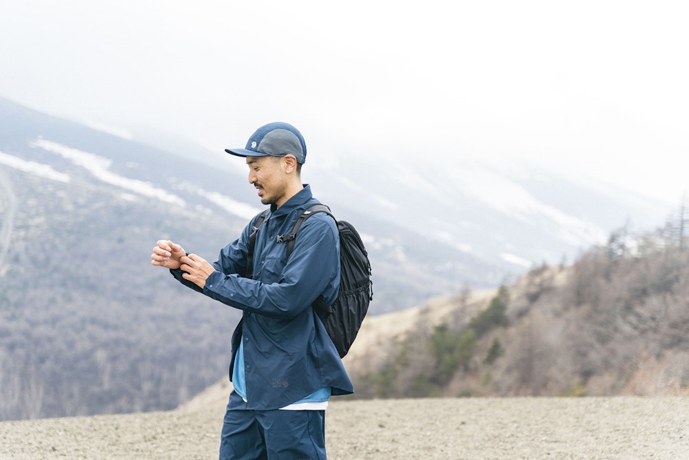 「登山ウェア」の概念にとらわれない、暮らしに寄り添うトレイルシャツの毎日コーデ集