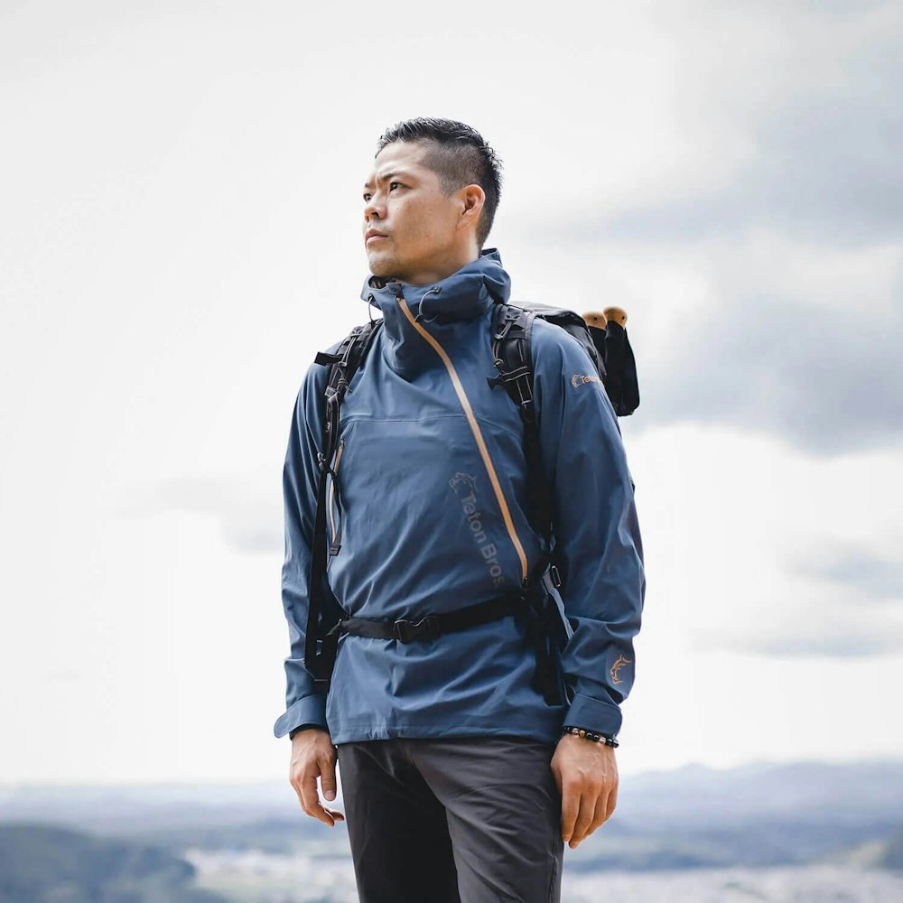 【YAMAP STORE AWARD】BEST BUY ITEM 2019下半期商品化までに4年かかったという「ツルギジャケット」。 誰が、どんな使い方をするのか。フィールドテストを何度も繰り返し、手間を惜しまずに使い手のことを考えた、創り手の情熱が宿っています。 そのフィールドでの徹底したものづくりを続ける姿勢に共感し、ツルギジャケットを「ブロンズ」に選ばせていただきました。 ツルギジャケットは、その高い機能性、デザイン性、先進性が評価され「POLARTECR APEX Awards」を受賞したTeton Bros.の代表作。機能やデザインだけでなく、Teton Bros.の常に貪欲に新しいものに挑戦し続けるスタイル、流行や定番に流されない独自の世界観も支持されています。
