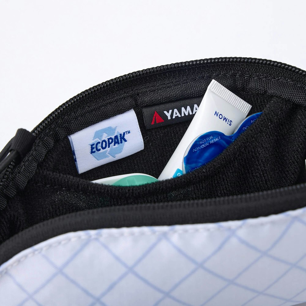 インナーポケットやクリーナークロスが付属