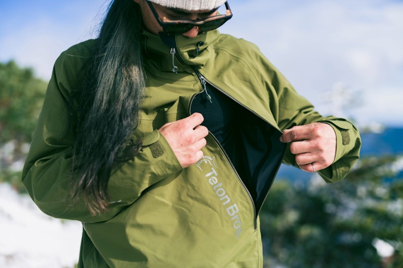 雪山登山で実感する、ティートンブロス「ツルギジャケットKB」の真価 