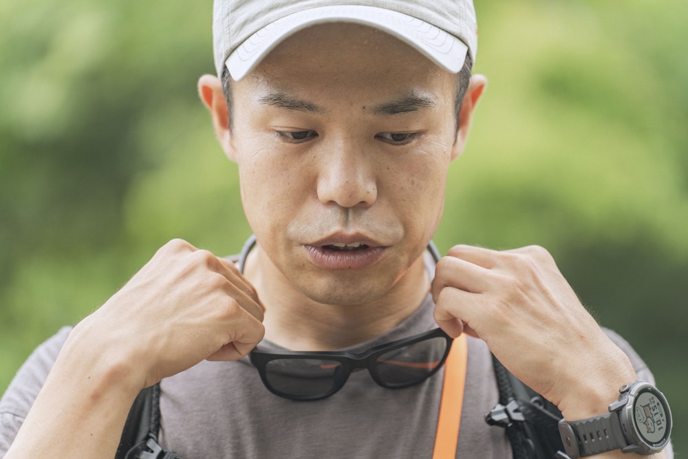 山のサングラスは否ファッション。 瞳を守るための必携ギアなのだ!