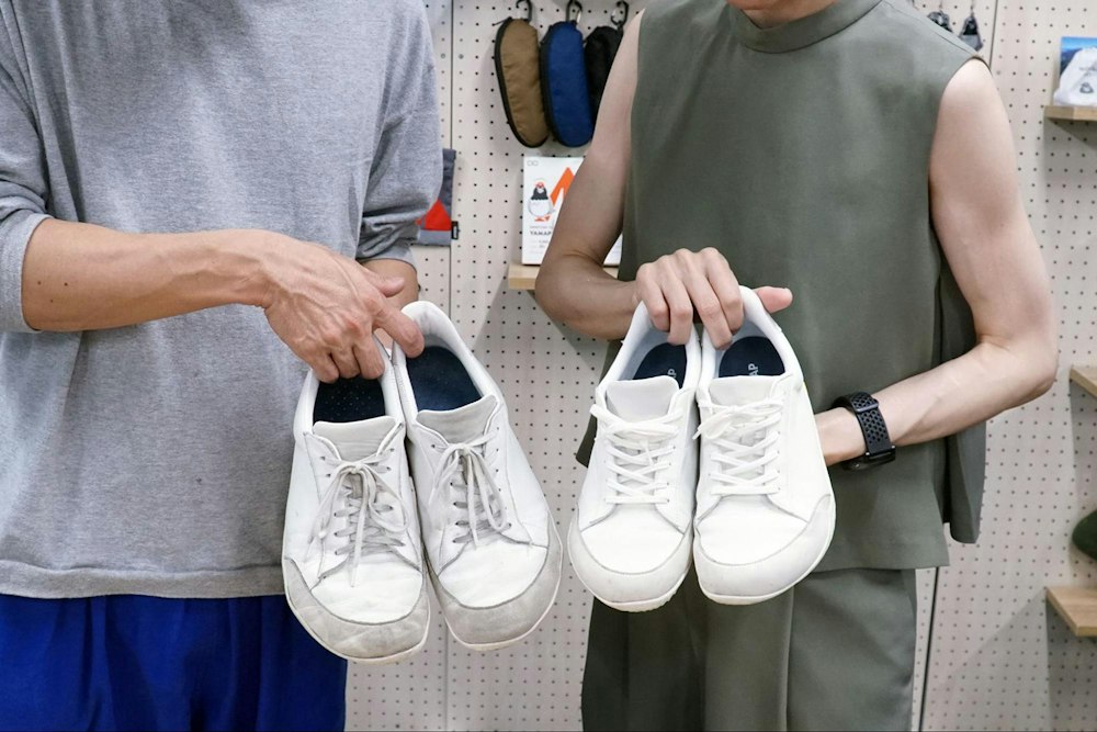 (左)実際に1年以上自分自身で試し、変化を実感している春山のベアフットシューズ。 (右)3ヶ月履いた大室の足は、まだまだ成長途中!
