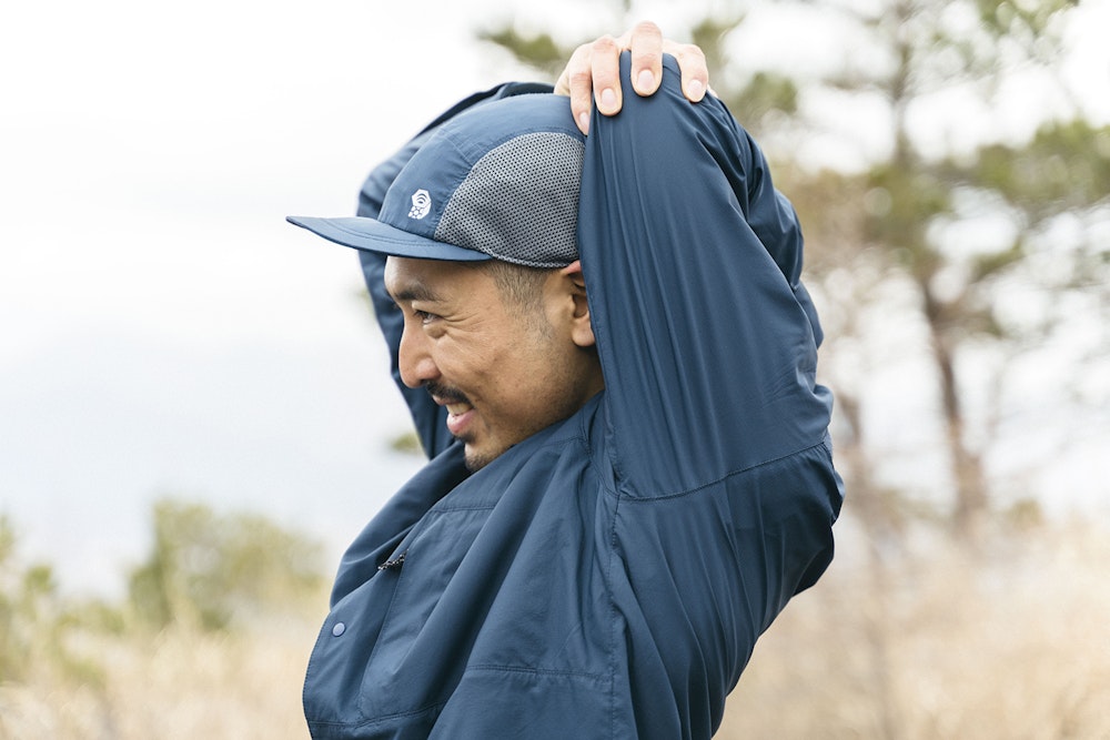「登山ウェア」の概念にとらわれない、暮らしに寄り添うトレイルシャツの毎日コーデ集