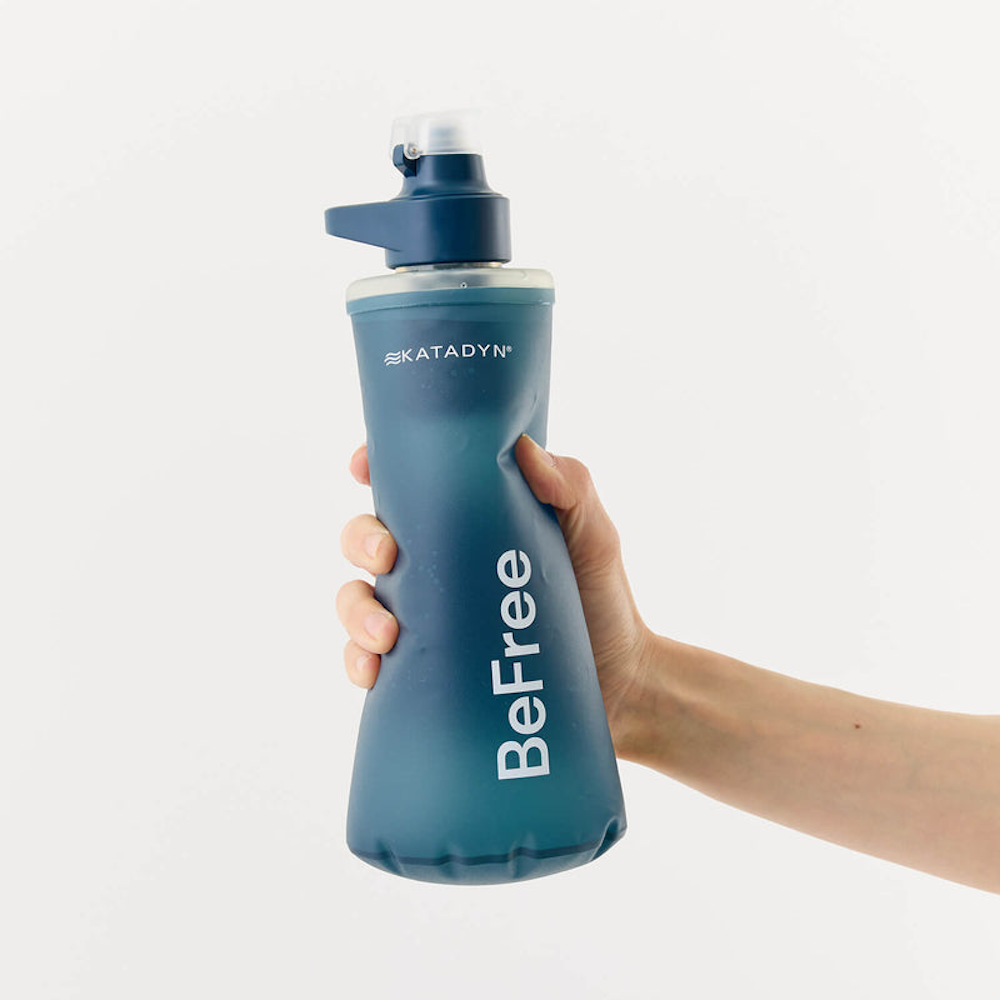 サッと汲んで押すだけ!山の水を楽しめるコンパクトな携帯浄水器