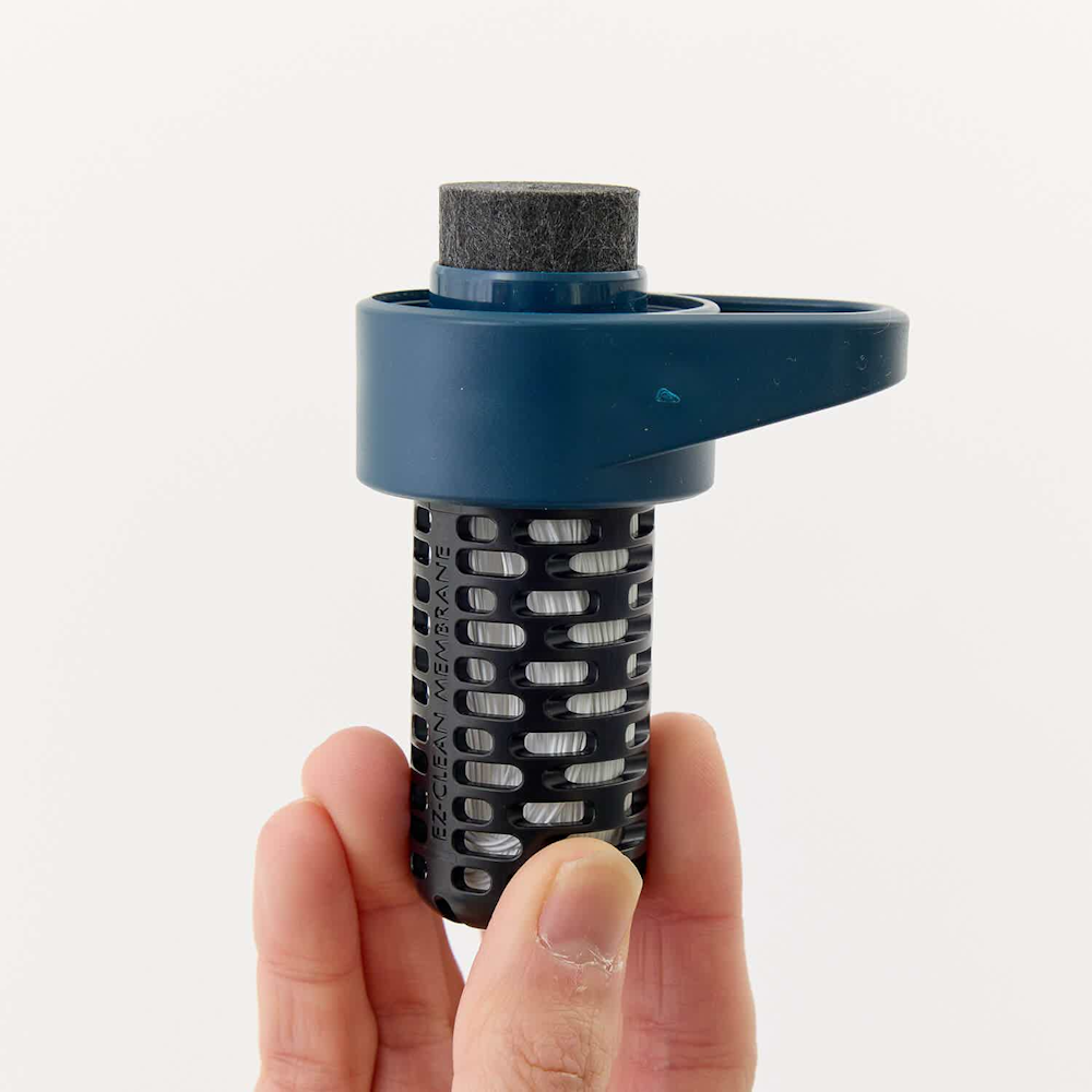 サッと汲んで押すだけ！山の水を楽しめるコンパクトな携帯浄水器