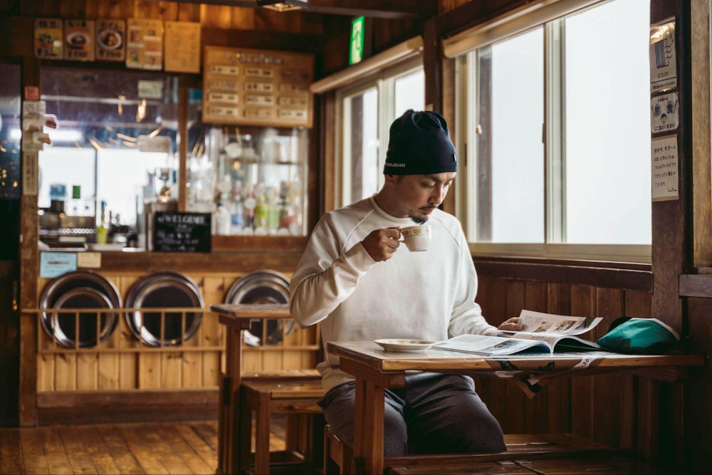 軽食を出す小屋ではコーヒーを飲みながらリラックスするのもよし(燕山荘・喫茶サンルーム)