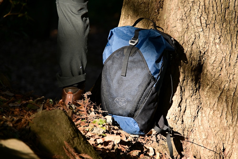 【山・街・旅】これ一つで完結｜登山＋αで使い倒せる「二刀流」小型バックパック