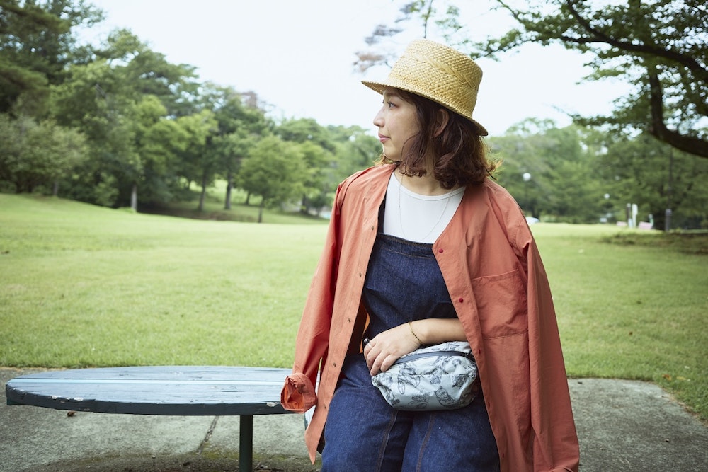 夏にこそ羽織りたい。素材のよさが引き立つ「ヒュッテカーデ」の使い勝手を徹底レビュー