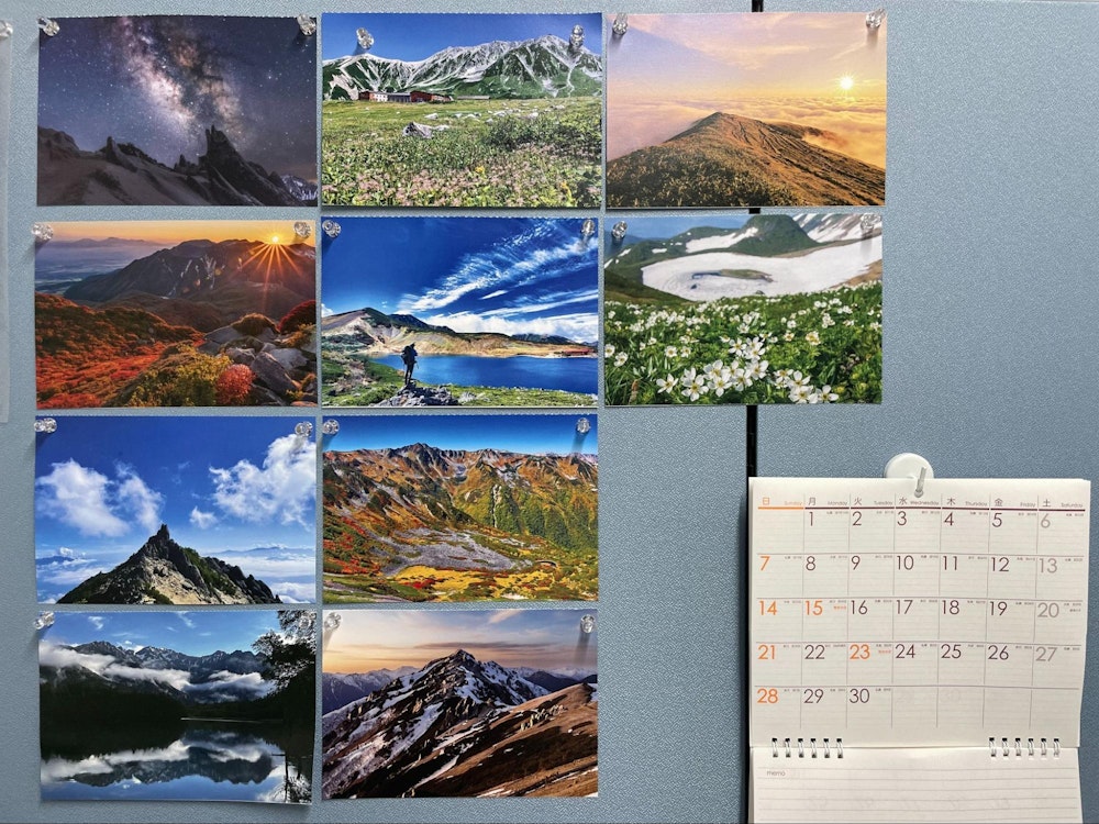 ▲akishoさんのデスク周りには前月までの写真がずらっと並ぶ