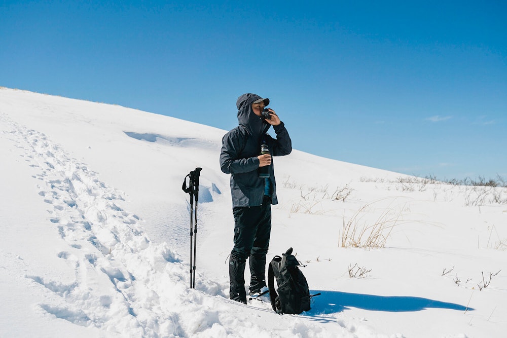 残雪期ハイクの山道具をナビゲート｜春まで使える賢いウェア&ギア選びのコツをお届け