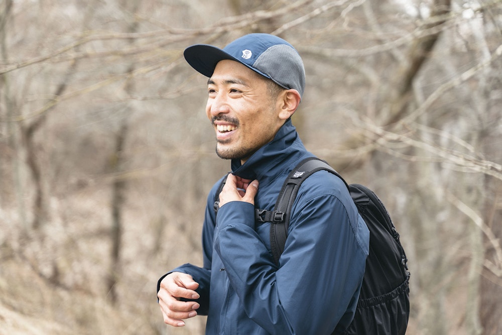 「登山ウェア」の概念にとらわれない、暮らしに寄り添うトレイルシャツの毎日コーデ集