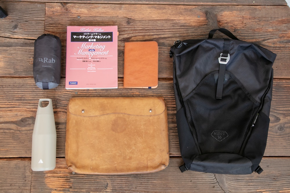 【BLACK】都市と山をシームレスに繋ぐ、アーバンハイクスタイル