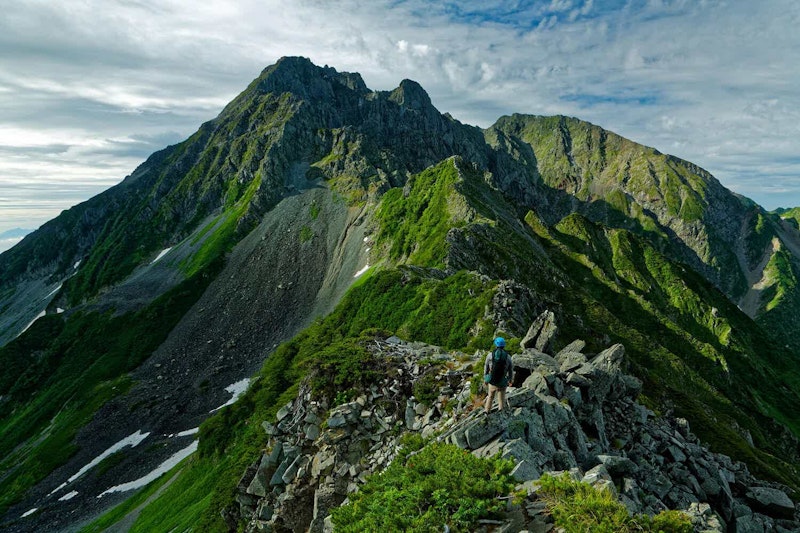 山の思い出をいつも手元に。 YAMAPハイカーズバッジでめぐる私だけの山旅 | YAMAP STORE(ヤマップストア)