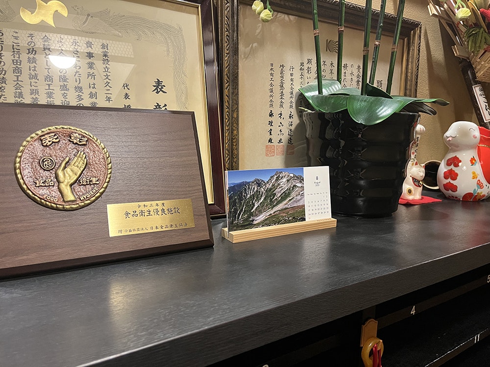 お店の入り口に飾られたカレンダーをきっかけに、お客さんと会話が弾むことも