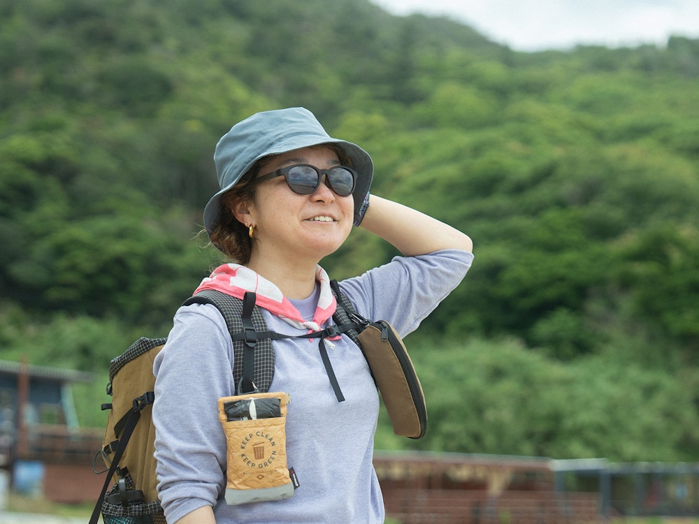 サングラスでひとり余裕の表情の伊藤