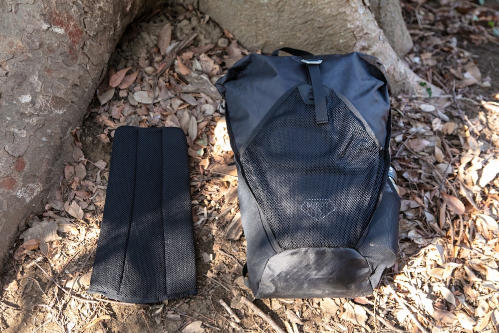 【BLACK】都市と山をシームレスに繋ぐ、アーバンハイクスタイル