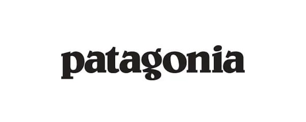 YAMAP STOREで「patagonia（パタゴニア）」の取り扱いがスタートします。  数ある登山ブランドの中でも、長年の愛用者や熱狂的なファンの多いパタゴニア。 実用性、機能性、耐久性に優れた製品は、多くのアウトドアユーザーの信頼を獲得してきました。また、その独特の色使いやデザインから、登山者以外にも、優れたファッションブランドとしても広く認知されています。 もちろん、製品自体も素晴らしいのですが、パタゴニアの魅力は、製品だけにとどまりません。そのブランドの姿勢、メッセージに心打たれ、パタゴニアをさらに好きになる人も多いのです。  ヤマップの専属ガイドとして活躍する「ひげ隊長（本名：前田央輝）」も、そんなパタゴニアに魅せられたひとり。ヤマップ随一のパタゴニアフリークです。 ひげ隊長とパタゴニアとの出会いのエピソードを交えながら、パタゴニアを知り尽くしたヒゲ隊長の、イチオシの商品をご紹介。 知れば知るほどファンになる、パタゴニアの魅力をご紹介します。