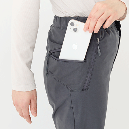 出し入れしやすいスマホ専用ポケット