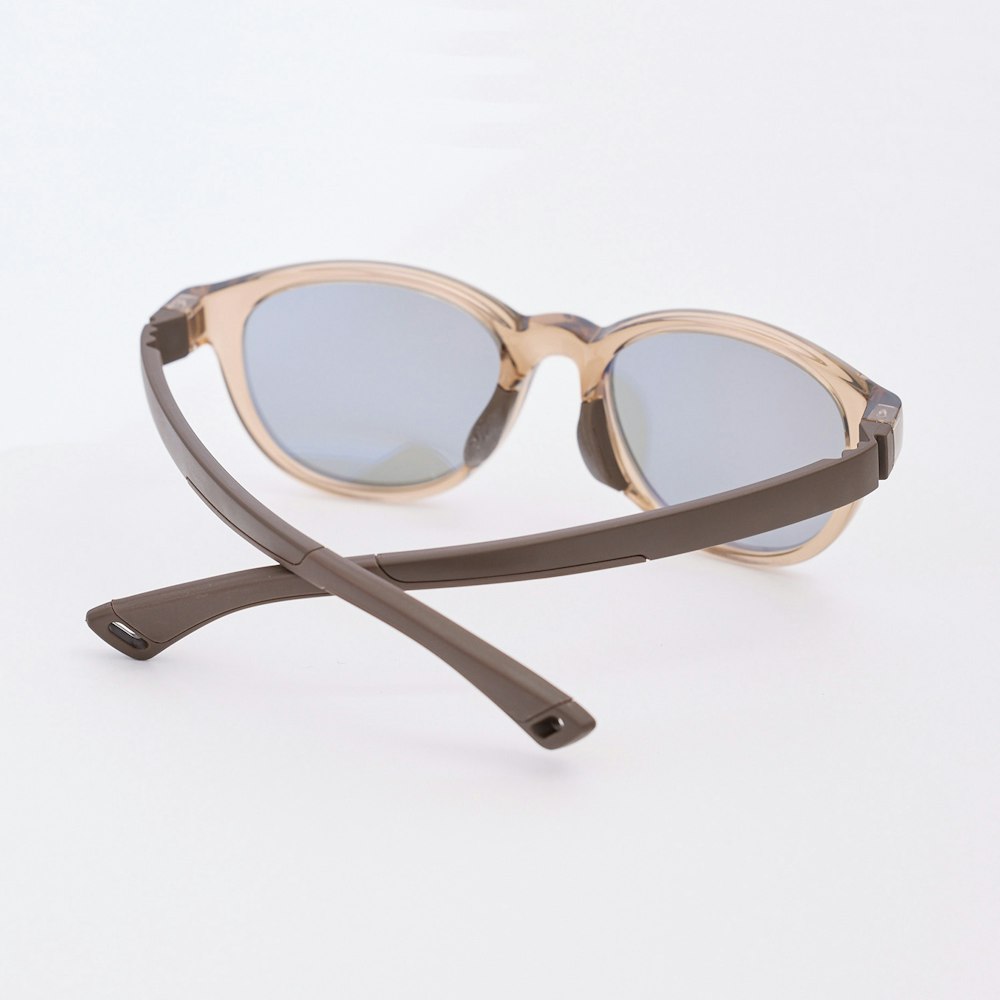 「かける」ではなく「はさむ」。フィット感を重視した独自フレーム