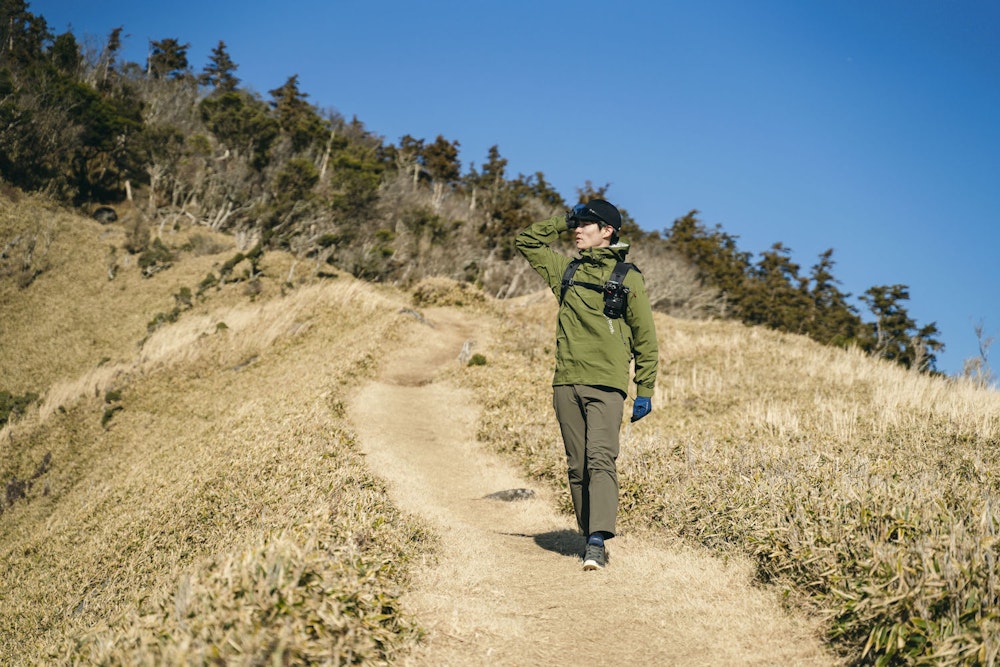 澄み切った青空と絶景を求めて|冬の低山ハイクで失敗しないためのギア&ハウツー
