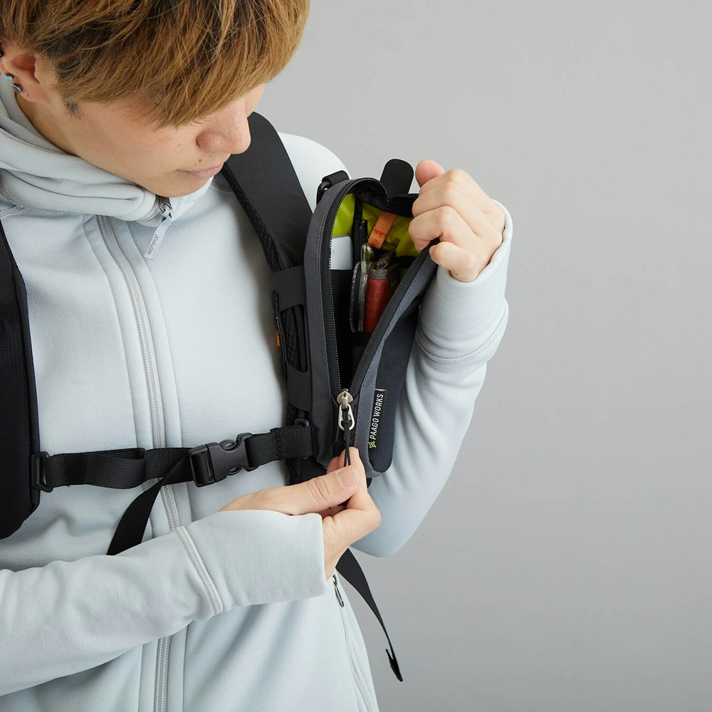 【PICKUP】先を急ぐ登山にはショルダーポケットの出番! 立ち止まることなく、必要時にはすぐにアクセス