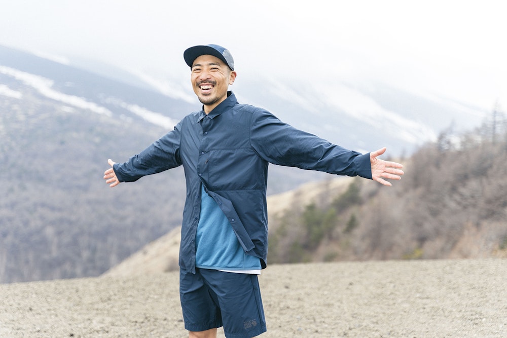 「登山ウェア」の概念にとらわれない、暮らしに寄り添うトレイルシャツの毎日コーデ集