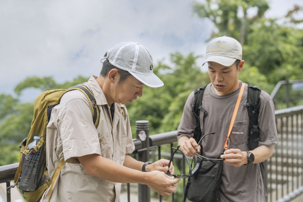山のサングラスは否ファッション。 瞳を守るための必携ギアなのだ!
