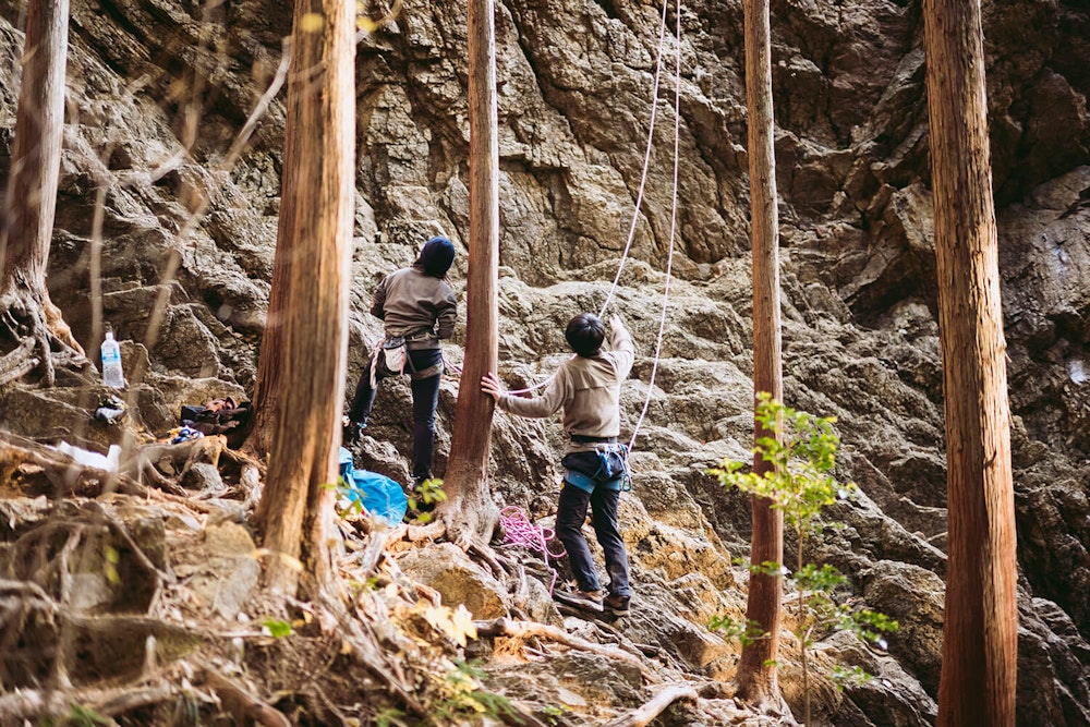 登山ガイド・伊藤伴が提案する「クルーネックフリース × 冬の低山ハイク」というスタイル