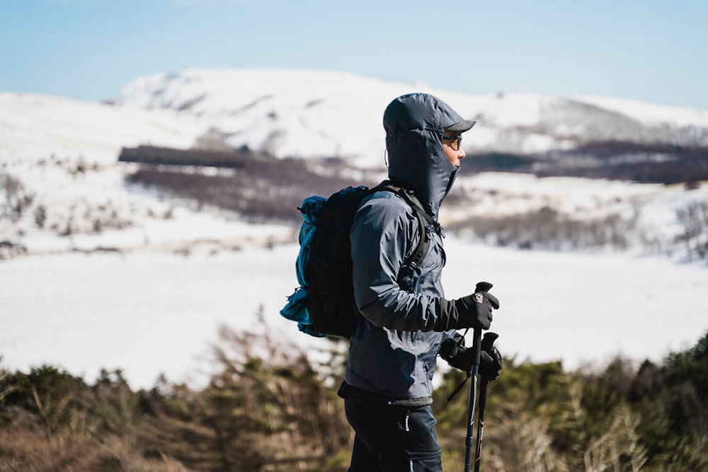 残雪期ハイクの山道具をナビゲート｜春まで使える賢いウェア&ギア選びのコツをお届け