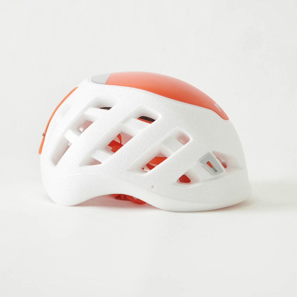 【PICKUP】落石や滑落から頭を守る！驚異的な軽さのヘルメット
